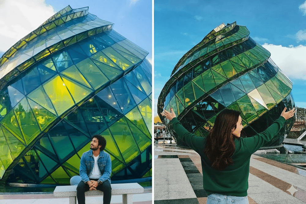 Chụp ảnh tạo d&aacute;ng độc lạ với c&ocirc;ng tr&igrave;nh nụ hoa Atiso ở Quảng trường Đ&agrave; Lạt